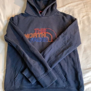 The north face hoddie - Säljer denna fina tröja från The north face🍁                     Har fått den begagnad men har själv inte andvänt den så många gånger🍂🍂