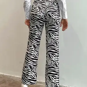 Zebra byxor ifrån Shein, köpta för ett halvår sedan men aldrig använda🤍 storlek S men ganska stora i midjan, funkar bra med skärp dock! Köparen står för frakt