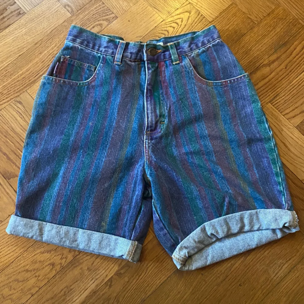 Superfina randiga, retro ”findus”-shorts! Mycket fint skick och så snygga men tyvärr för stora för mig 😩. Shorts.