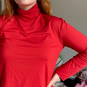 Röd långärmad polo - Långärmad polotröja i ett lite tjockare tyg! Superskön!!! Storlek står ej, men skulle uppskatta till en M. Sparsamt använd, bra skick. Skriv för fler bilder! 
