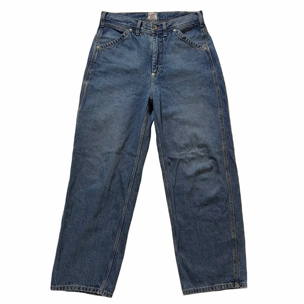 Asfeta baggy jeans från Weekday X Lee kollektionen. Originalpriset är 800kr och de går inte längre att köpa. Inga defekter, dock saknas en lapp på högra benet (se sista bilden). Stora i storleken. Midjemått: 80 cm / Innerbenslängd: 73 cm. Jeans & Byxor.