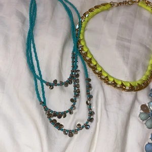 Halsband - Halsband i olika storlekar. 2st choke och dem andra 2 till bröstkorgen :)