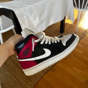 Jordan 1 mid - Säljer mina jordans i storlek 38 som även passar 37 om man lägger i en sula. De är använda men i bra skick! Skorna är äkta. Har inte kvar boxen! Om många är intresserade blir det budgivning💕 köparen står för frakt. 