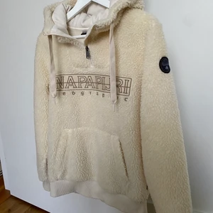 Teddyjacka NAPAPIJRI - En skön teddyjacka från NAPAPIJRI. Väldigt sparsamt använd. Storlek S. Nypris 1995kr. 