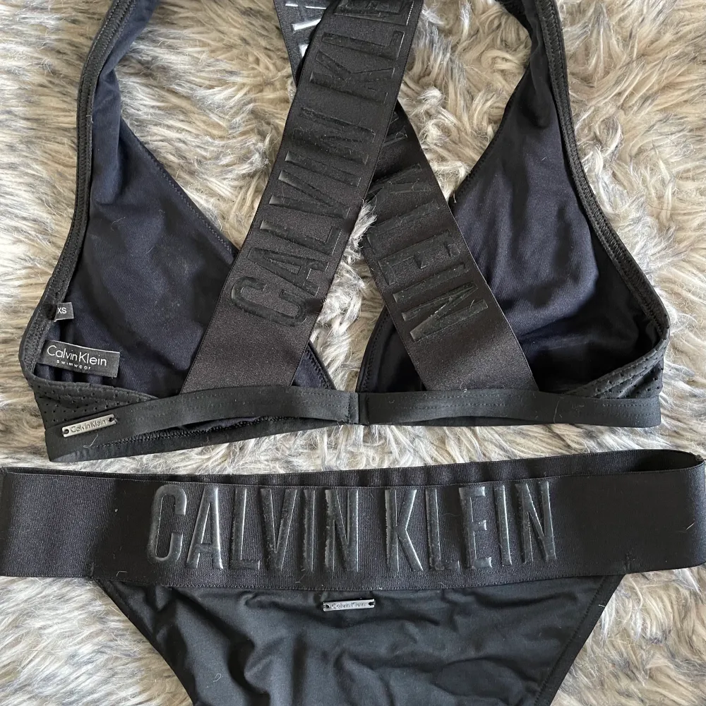 En svart bikini från Calvin Klein. Enbart provad men var för liten för mig tyvärr. Övrigt.