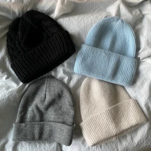 Mössor - Svarta mössan-100kr inklusive frakt! Gråa mössan från vero Moda - 70kr inklusive frakt! 🤎❄️🍂 vet ej vart svarta och vita mössan är ifrån! BLÅA OCH BEIGA ÄR SÅLD!