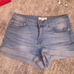 denim shorts USA4 - hii, i’m here because an exchange and im about to, i’ll never use this again and i can’t take them to my host country, i just used them three or four times during summer. Now i don’t need them anymore but i don’t want to throw them. 