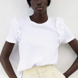 ZARA - säljer tröja ifrån zara i storlek M men den är väldigt liten i storleken så skulle säga att det passar en S, frakt ingår!