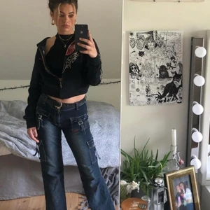 Jeans - Jeans med lite 2000 tals och Britney spears vibe! Jättesnygga och jättesköna i bra kvalitet💕 dom är i storleken s-m