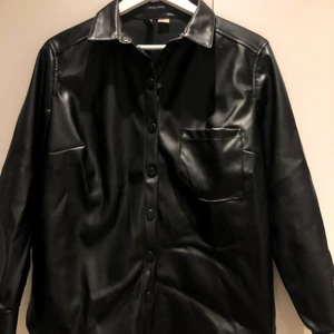 Skjortan läderimitation från HM - Som skrivit ovan, skjorta i läderimitation från hm. I väldigt fint skick då den endast använts ett par få gånger.