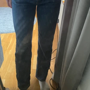 Blåa jeans från weekday💙 - Säljer mina blå jeans från weekday då jag redan har ett par liknande💙