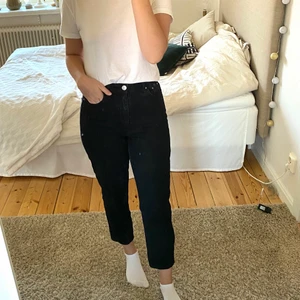Jeans Gina Tricot - Så snygg passform men dock lite för korta för mig (är 1,68 lång) :( Jättesvårt att visa svarta plagg på bild så hör av er för fler bilder eller frågor! 