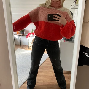 Stickad tröja Chiquelle  - Stickad tröja från Chiquelle i tre olika färger, hög krage man både kan vika en två tre gånger . Använd ett få tal gånger säljes pågrund av att den inte kommer till användning. Storlek S.❣️❤️😍 super fint skick och skönt material!! Köp för 499kr ❤️❤️ skicka privat om du undrar något🥰