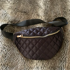 Magväska - Hej! Säljer en magväska som aldrig har använts och är i ett mycket bra skick. Meddela mig om ni är intresserad eller vill ha någon mer information✨❤️