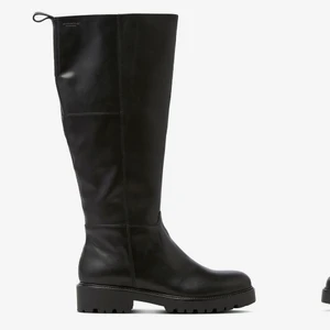 Vagabond stövlar - Säljer mina nya vagabond stövlar som endast är använda 1 gång, de är i nyskick och är supersköna att gå i! Säljer då jag hittat ett par andra skor som jag hellre vill ha🥰 skorna är i äkta skinn och köpta för 1800, skorna är även slutsålda i alla storlekar nu❤️ skickar gärna fler bilder på de och svarar gärna på frågor❤️