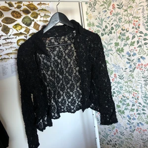 Snygg meshtopp  - Världens finaste tröja i svart genomskinligt ”mesh-broderi”. Passar S/M. Perfekt för klubben/ lite finare tillfällen