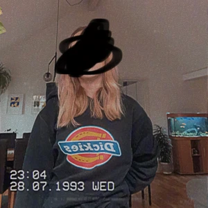 Dickis  - Hej jag köpte denna dickis tröja på Plick här för nån månad sen den är i ganska bra skick den har små sprickor i trycket annars är den som ny jag säljer den för att jag inte har någon användning för den längre