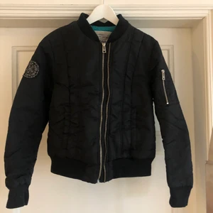 Zadig & Voltaire jacka strl S/M - Fodrad jacka från Zadig & Voltaire strl M (men är mer som en S), i använt men gott skick. (Blå fodring på insidan)