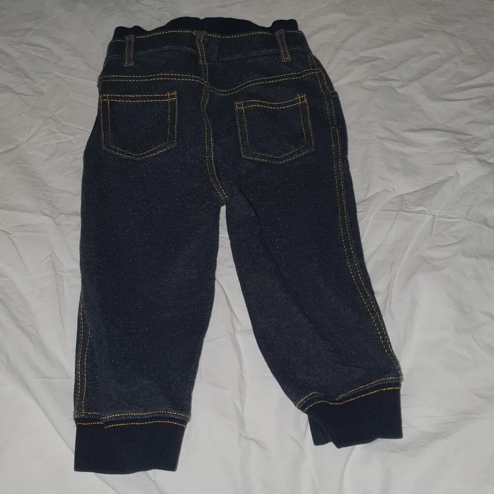 Mjukisbyxor som liknar jeans, storlek 86. Rensar på vinden, kommer lägga ut en hel del grejer. Kan skickas, då du betalar frakten.. Jeans & Byxor.