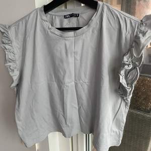 Zara t-shirt ny….använda en gång färg grå storlek medium men passar small också 🤍🤍🤍🤍🤍🤍🤍🤍