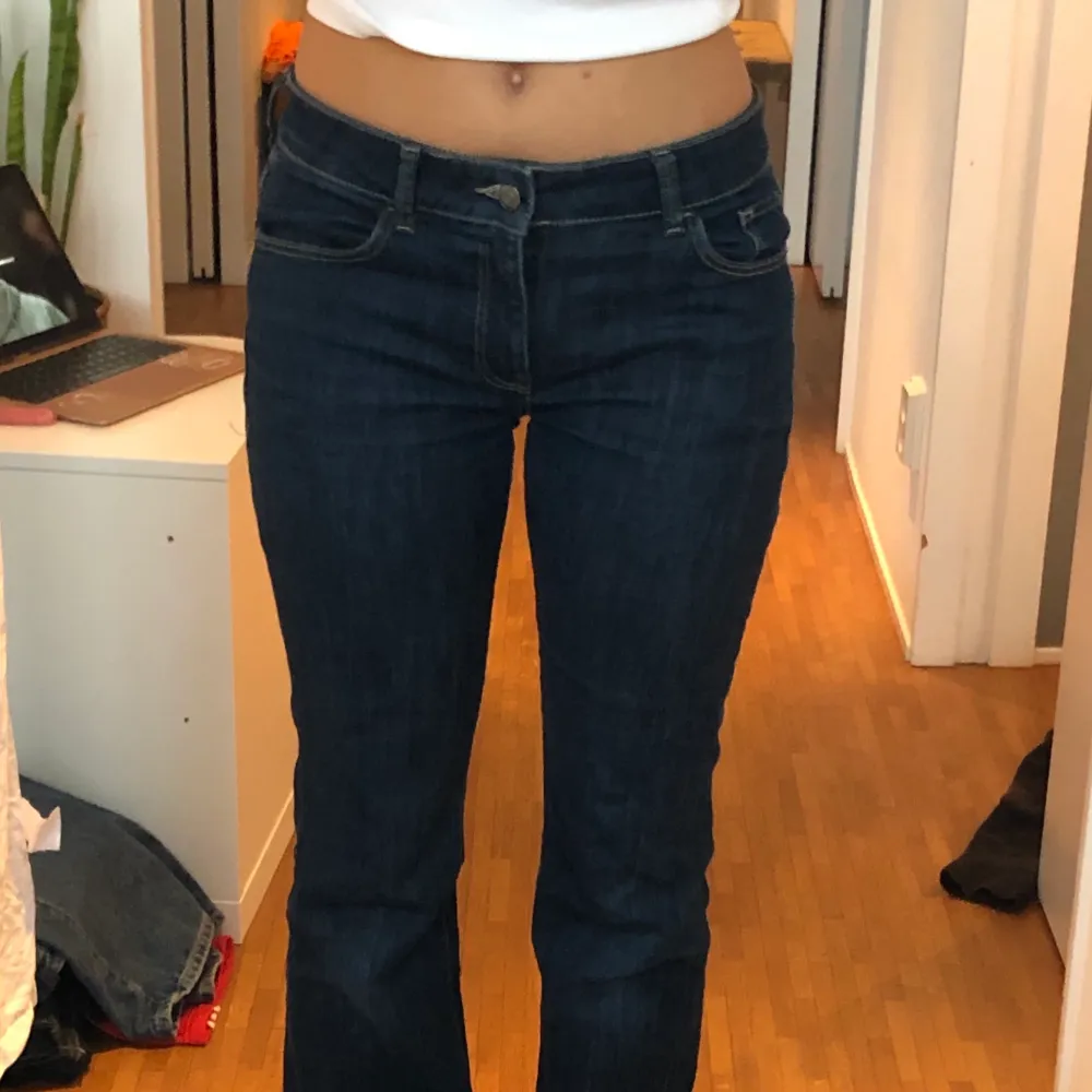 Säljer min ASSNYGGA lågmidjade bootcut jeans från Esprit❤️ köparen står för frakten🥰. Jeans & Byxor.