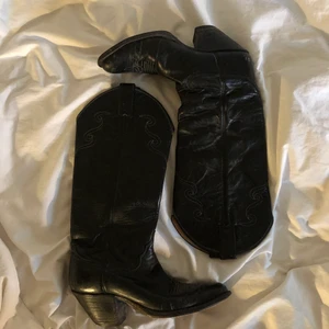 Svarta cowboy boots 39 - Ett par svarta sååå fina cowboy boots! Säljer då de tyvärr är för små för mig. Köpta här på plick. Fint skick!