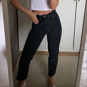 Super sköna croppade jeans från Zara i hårt material storlek 34🖤🖤🤍🤍