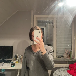 Ribbad tröja - En fin grå ribbad tröja som säljes då jag inget får någon användning av den. Den sticks inte och är väldigt skön mot huden. Storlek 34🥰✨