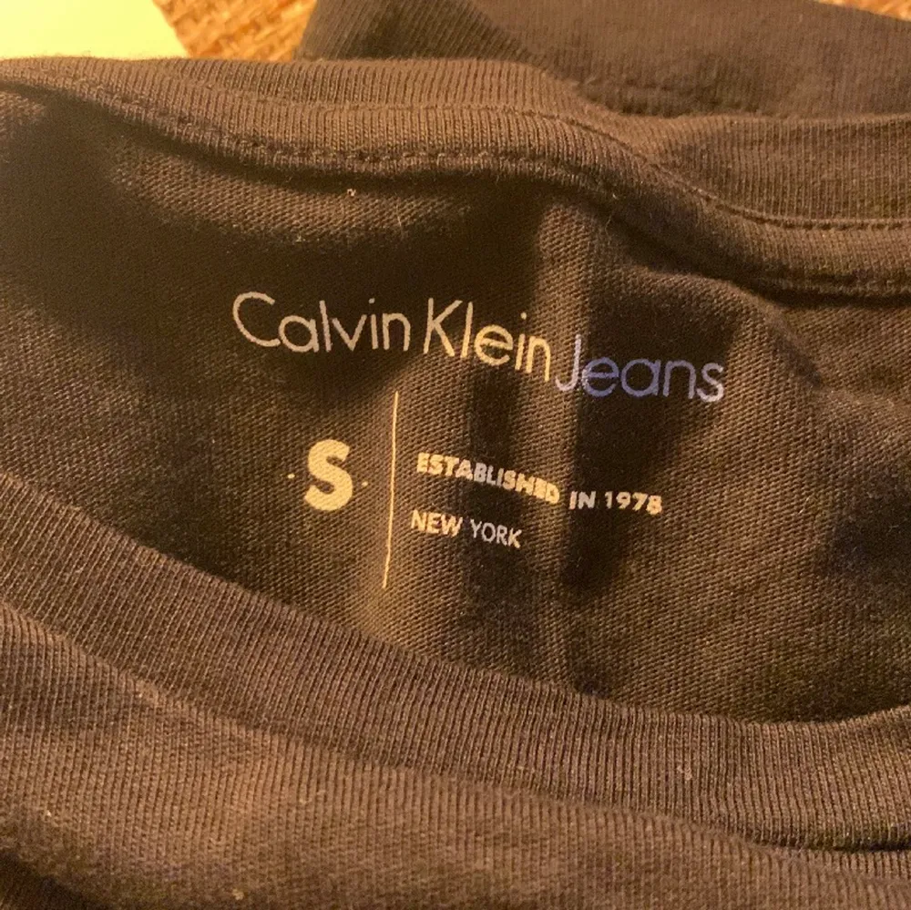 Säljer denna Calvin Klein T-shirt. Den är svart med ”metallic” silvrig logga och har normal passform. T-shirts.