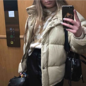 Nakd pufferjacka  - Beige pufferjacka från NAKD🤠 använd pyttelite förra vintern❤️ oversized i storleken. Den har några fläckar (skriv privat för bilder) därför säljer jag billigt
