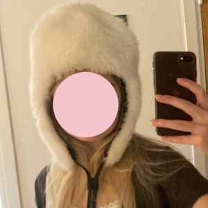 Vit pälsmössa - Trendig jättemysig vintermässa i vit fakepäls! Mysig och varm. Svar på frågor och fler bilder skickas privat. 🤍🤍🤍