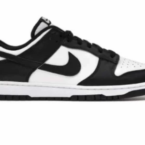 Nike panda dunk low (black/white) - Strl. EU:46 US:12. Helt oanvända (cond. 10/10). Box ingår. Kvitto finns. Köpte från Nike. Bud startar vid 1900kr