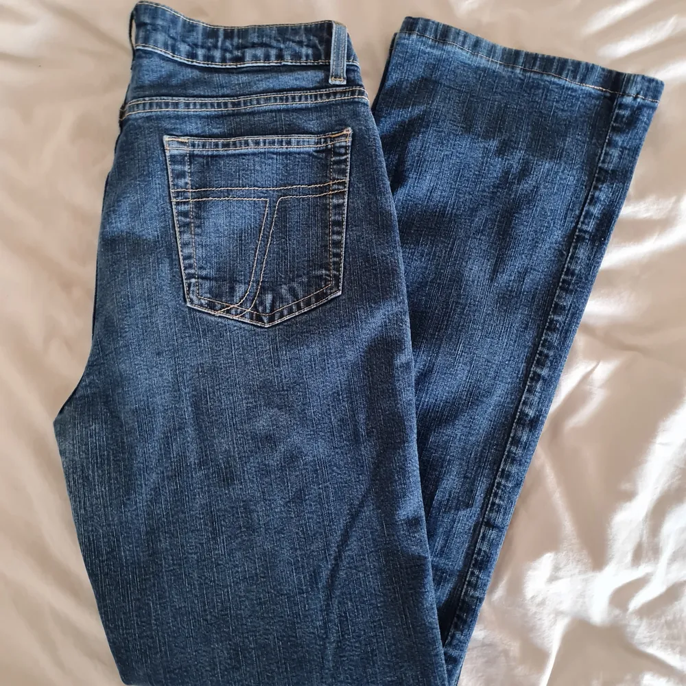 Vintage low rise raka jeans i okänt märke jag har runt M/29 i jeansstorlek så om ni vill ha dem lösare så funkar dem absolut för s personer. Frakt ingår ej i pris 🌟. Jeans & Byxor.