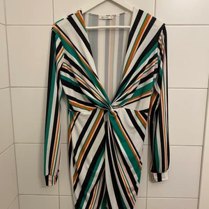 Klänning nelly - Fins klänning som jag älskar mönstret på men är för kort för min smak, finns en liten skada på vänster framsida som knappst märks av