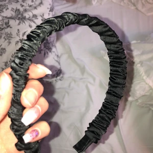 Diadem - Säljer detta diadem från Åhléns! Helt nytt å kommer inte till användning! Superfint💥💥⚡️