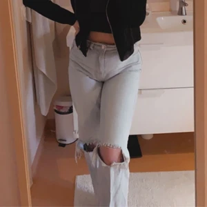 Jeans från GinaTricot  - Säljer dessa super fina jeans från Gina eftersom dem är för stora för mig. Det är storlek 38 och använda ett fåtal ggr pågrund av storleken. Nya kostar dem 600kr , säljer dem för 260kr   Köpare står för frakten. 