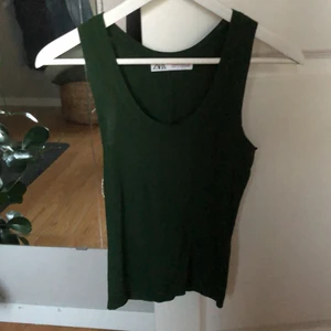 Zara  - Aldrig använt det här gröna linnet som är från zara så därför säljer jag det. Den är i storlek Xs och på mig sitter den lite slappt och jag är i vanliga fall xs-s. Hör av er vid intresse!