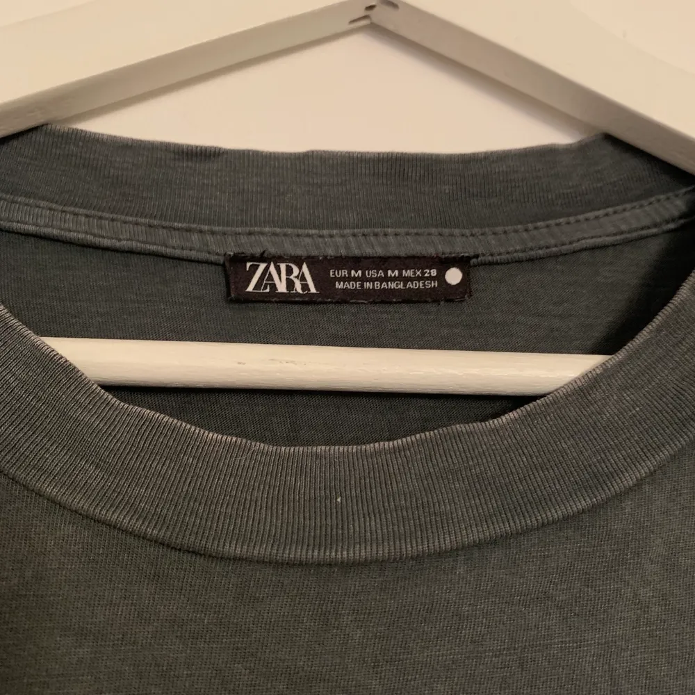 Grå spräcklig/melerad t-shirt från Zara i storlek M. Använd 1 gång.. T-shirts.