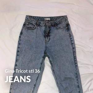 Jättefina blåa jeans från Gina Tricot, stl 36/S. Nypris 200kr. Köpt för ca 2 år sedan. Säljer pga att jag växt ur dom, benlängden är för kort. Jeansen är i fint skick, det är bra material, samt stretchigt tyg.  Frakt tillkommer!