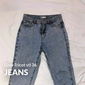 Jeans  - Jättefina blåa jeans från Gina Tricot, stl 36/S. Nypris 200kr. Köpt för ca 2 år sedan. Säljer pga att jag växt ur dom, benlängden är för kort. Jeansen är i fint skick, det är bra material, samt stretchigt tyg.  Frakt tillkommer!
