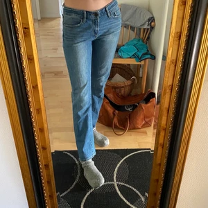 Levis Jeans - Raka levis jeans med låg midja. Super snygga men tyvärr för korta för mig som är 175cm skulle passa perfekt på någon som Max är 170 :))