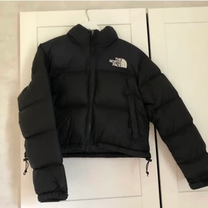 The north face vinterjacka i XS - Säljer min north face jacka i storlek XS. Köpte den i julas, säljer den då jag knappt har använt den. INGA skador i överhuvudtaget! 