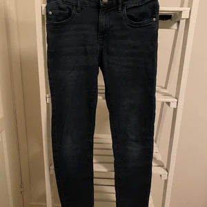 Mörk blå jeans - Modell=The rocker.                                                                   Ett par stretchiga jeans i storlek 146. Det är bara använda ett par gånger.