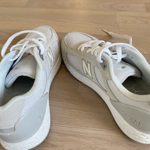 New Balance Sneakers - Använda högst tre gånger! Modellen heter Fresh Foam 1880 och är vit med silver/gråa detaljer. Köpta för 1200kr på New Balance Europe. 💕