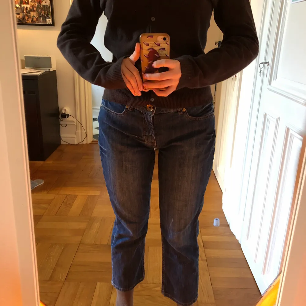 Lågmidjade och korta jeans från Active wear. Strl 38. Sitter bra på mig som är ca 162 cm, men korta i benen vilket är modellen. . Jeans & Byxor.