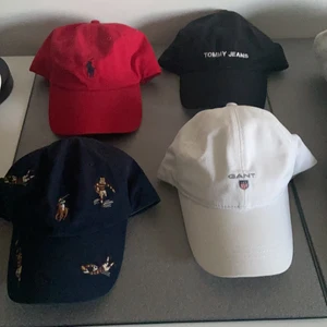 KEPSAR RALPH LAUREN GANT TOMMY HILLFIGER - Säljer alla 4 kepsar pga att jag inte har något behov av dem längre. Alla kepsar är i bra skick och äkta. Kommer att sälja alla kepsar för 100kr FÖRUTOM den blå Ralph lauren som jag säljer för 200kr. Den blåa är köpt i Sthlm för 600kr, jättesnygg och ovanlig. 