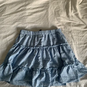 Blå kjol - En blå blommig jätte söt kjol som tyvärr är för kort för mig och min stil! Aldrig använd som ny! 💙