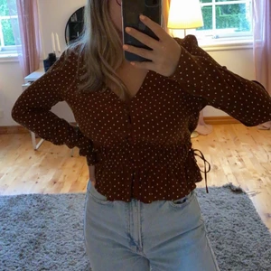 Prickig tröja från H&M - Säljer denna pricka blusen från H&M i storlek 36. Den är aldrig använd så är i jättebra skick🤍 