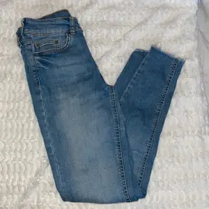 Dessa jeans är lågmidjade och används inte alls av mig längre så det är därför jag säljer🥰 pris kan diskuteras 