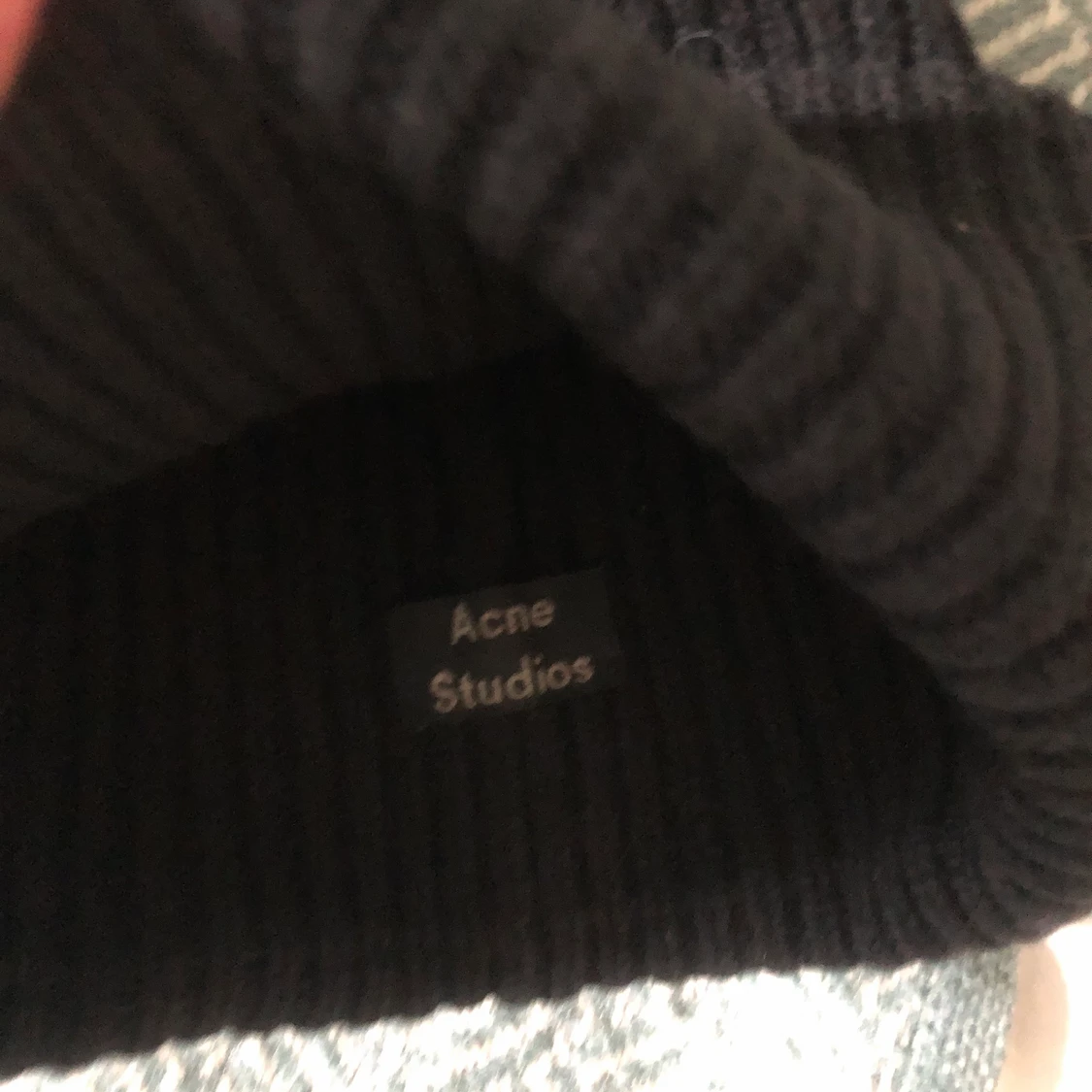 Svart acne mössa  - 91